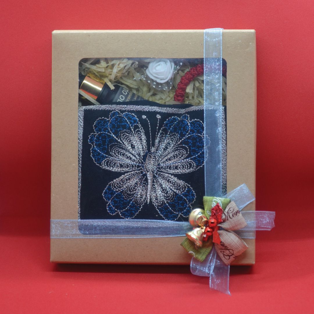 Божиќен подарок со мала филигран торба